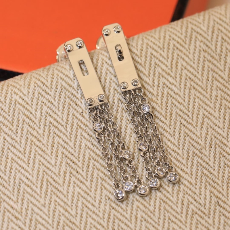 H**me5 earrings